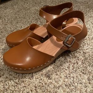 Clog with strap, size 8